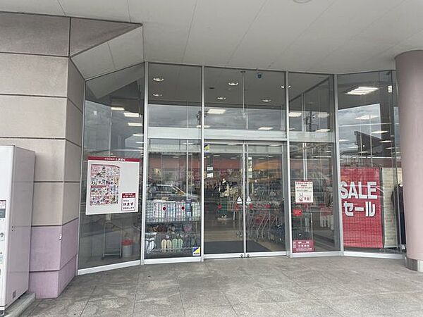 ファッションセンターしまむら北外山店【婦人服や紳士服、子ども服から寝具・雑貨まで幅広く揃い、日常使いしやすいアイテムが手頃な価格で揃う大型衣料品店。家族みんなの買い物に便利な店舗です。】 730m