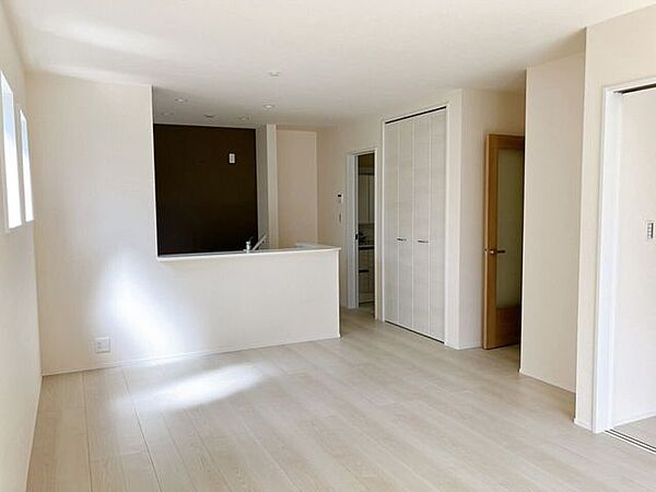 【見通しの良いリビング】縦長のリビングはどこにいてもお部屋全体が見渡しやすく、ぱっと見て室内の様子が把握しやすいです♪そのため小さなお子様がいるご家庭や、ペットを飼われていても安心です！