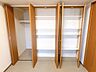 収納：【収納】扉付きのクローゼットは中身をしっかり隠せるため、生活感を抑えお部屋全体をすっきりと見せることができ、急な来客時にも安心です♪さらに棚付きの収納があることで、細かな物も整理できます！