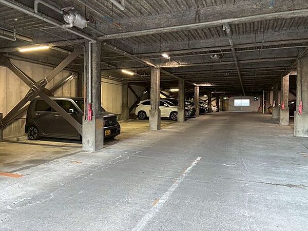 屋内駐車場完備！（5000～6500円／月）