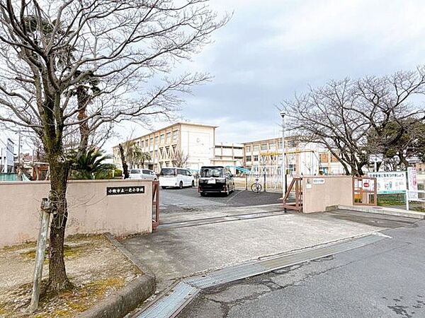 一色小学校【小牧市立の公立小学校として地域に根ざし活気ある学校。周辺に保育園があり子育て世帯に安心の住環境。HPブログも日々更新しており行事や学校の様子が分かりやすい点も魅力です】 1140m