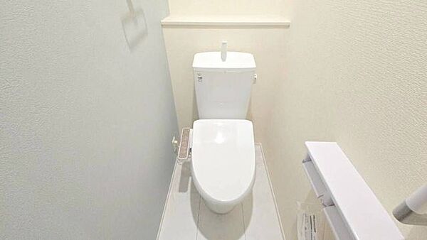 【温水洗浄器付きトイレ 】温水洗浄器付きのトイレは、便座を暖かく保てるため、冬場でも座ったときにヒヤッとせず快適に使用できます！ペーパーの使用量の削減にもなるため経済面でもメリットがあります♪