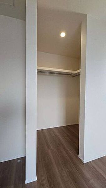 【ウォークインクローゼット】広々とした空間は、衣類はもちろんバッグや靴、アクセサリーまで一箇所に収納可能！ゆったりした空間で整理しやすく、衣類のしわや傷みを防いで長持ちしやすい快適な収納です♪