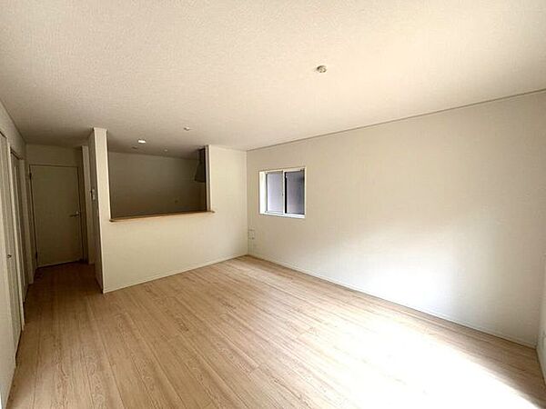 【見通しの良いリビング】広々としたリビングはどこにいてもお部屋全体が見渡しやすく、ぱっと見て室内の様子が把握しやすいです♪そのため小さなお子様がいるご家庭や、ペットを飼われていても安心です！