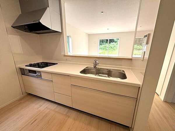 【システムキッチン】調理に必要な道具を最小限の動きで取り出せるよう、使い勝手も工夫されており収納もしやすいです♪調理スペースもしっかりと確保されているため、家族分の料理も作りやすいです♪