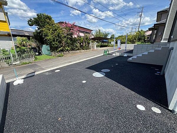 【駐車場　並列2台分】※工事中並列2台分の駐車スペースがあり、荷物の積み下ろしがしやすくとても快適です！車同士の距離もゆとりがあり、ドアの開閉も安心♪家族で車を使う暮らしにぴったりです！