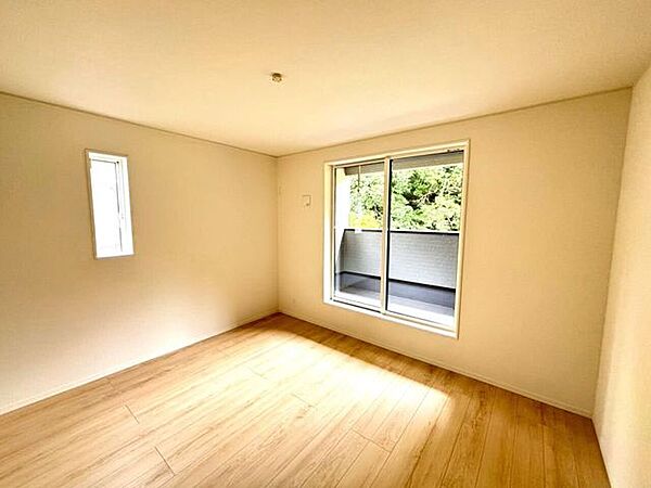 【洋室】広々としたお部屋は家具の配置やインテリアデザインがしやすく、自分好みの居心地の良い空間を作れます♪ソファやテレビ台を設置して家族や友人とくつろげるセカンドリビングスペースにもなります！