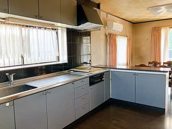 【キッチン】調理に必要な道具を最小限の動きで取り出せるよう、使い勝手も工夫されており収納もしやすいです♪調理スペースもしっかりと確保されているため、家族分の料理も作りやすいです♪