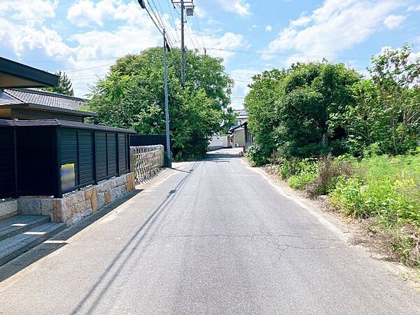 【前面道路】大型車の通行が少なく、静かで落ち着いた環境が魅力です♪小さなお子さんがいるご家庭でも安心して暮らせます！車がスピードを出しにくく、交通事故のリスクも低減される安全な住環境です！