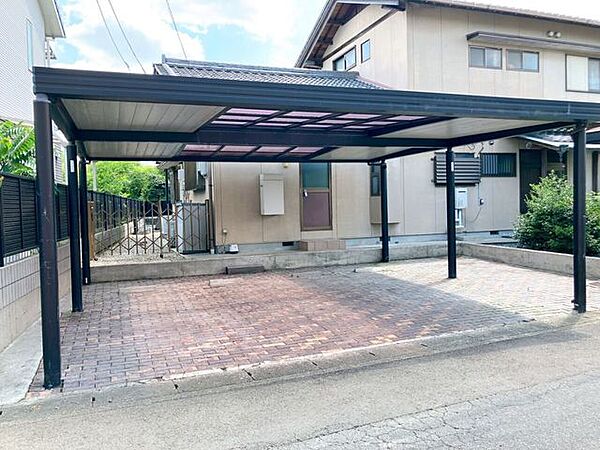 【カーポート付き駐車場】カーポートがあることで雨や雪、紫外線、鳥のフンから車を保護し、汚れや劣化を防げます♪天候の影響を受けにくく、雨の日でもスムーズに乗り降りできる快適な駐車スペースです！