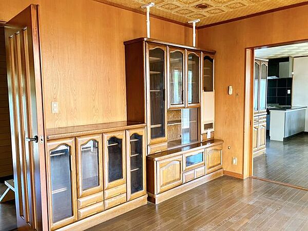 【洋室　1階】1階の洋室は来客時にプライベートな空間として利用でき、訪問者を気軽に受け入れられる快適なスペースです！趣味部屋やワークスペースとしても活用でき、柔軟に使える便利な一室です！