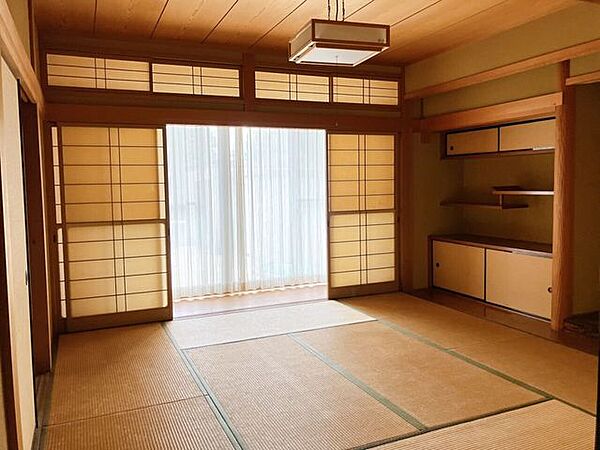 【和室】畳は客間・寝室・食事など様々な用途で使用することができ、湿度調整にも優れています！柔らかな肌ざわりと木の香りが心をほぐし、和室ならではの落ち着きと安らぎに満ちた空間を生み出します♪