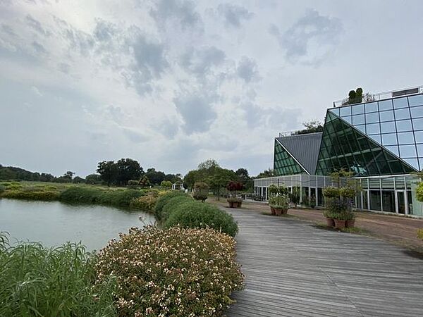 フラワーパーク江南【四季折々の花や植物を楽しめる広大な公園型施設。芝生広場や温室なども整備され、散策やピクニック、自然観察を気軽に楽しめる癒しのスポットです。】 730m