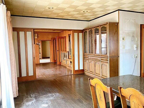 【見通しの良いダイニング】広々としたダイニングはどこにいても部屋全体が見渡しやすく、ぱっと見て室内の様子が把握しやすいです♪そのため小さなお子様がいるご家庭や、ペットを飼われていても安心です！
