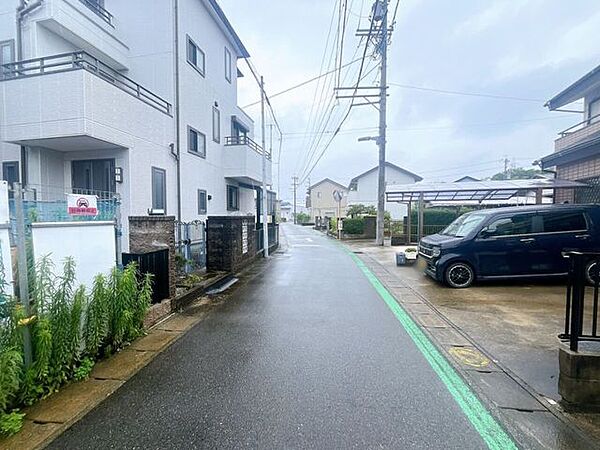 【前面道路】大型車の通行が少なく、静かで落ち着いた環境が魅力です♪小さなお子さんがいるご家庭でも安心して暮らせます！車がスピードを出しにくく、交通事故のリスクも低減される安全な住環境です！