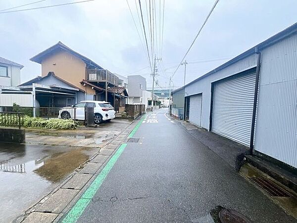 【前面道路】交通量が少なく静かな環境のため、歩行者や高齢者、お子様にも安心の立地です♪周辺の騒音も少ないため、落ち着いた雰囲気の中で穏やかな毎日を過ごしたい方にぴったりの住環境です！