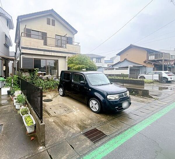 【駐車場　並列2台分】並列2台分の駐車スペースがあり荷物の積み下ろしがしやすく日常の動線がとても快適です！車同士の距離もゆとりがあり、ドアの開閉も安心♪家族で車を使う暮らしにぴったりです！