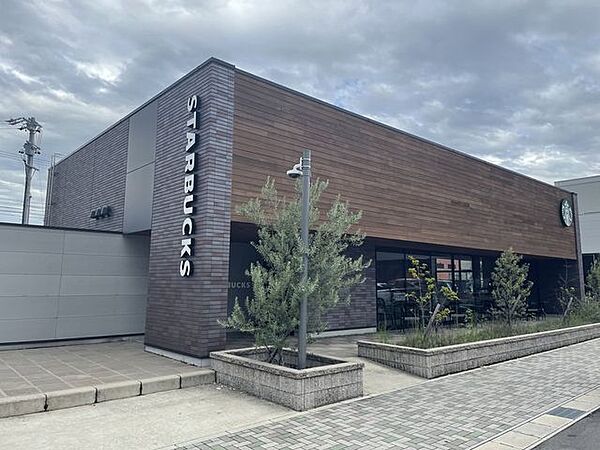 スターバックスコーヒー小牧川西店【落ち着いた空間でコーヒーやフラペチーノ、軽食を楽しめるカフェ。ドライブスルーもあり、買い物や仕事の合間にも立ち寄りやすい便利なカフェです。】 670m