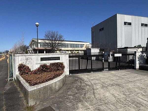 小牧西中学校【小牧市の公立中学校。近隣に小学校があり小中で連携しやすい環境です。学校HPでは行事や学校生活の様子を日々更新しており、活動が分かりやすい点も魅力です。安心して通える学校です。】 940m