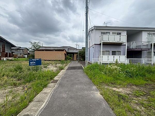 【前面道路】交通量が少なく静かな環境のため、歩行者や高齢者、お子様にも安心の立地です♪周辺の騒音も少ないため、落ち着いた雰囲気の中で穏やかな毎日を過ごしたい方にぴったりの住環境です！