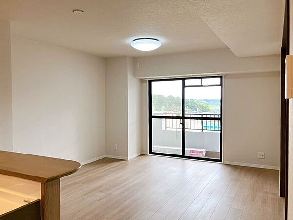 【LDK14.7帖】室内の温度調整がしやすく、光熱費の節約につながります♪また大きな窓から光が差し込む明るいリビングは、日中は電気をつけずとも過ごすことができ、電気代の節約にもなります♪