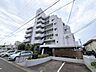 外観：【駐車場】敷地内には、1台分の駐車場を確保しています！月額5500円で利用できるため、車を所有している方でも新たに駐車場を探す必要がなく、安心してお住まいいただけます♪