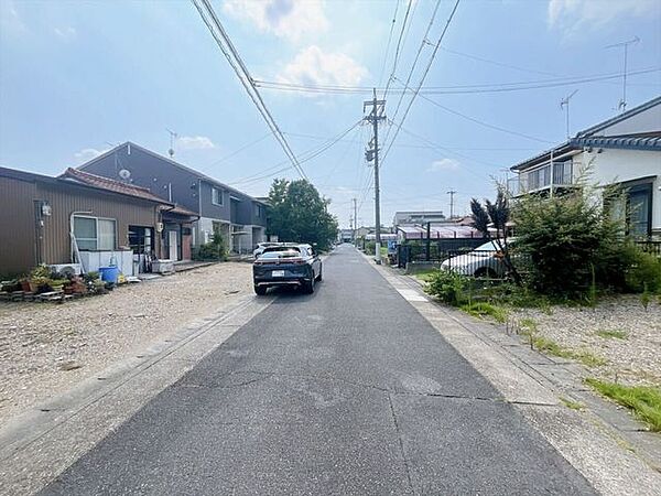 【前面道路】交通量が少なく静かな環境のため、歩行者や高齢者、お子様にも安心の立地です♪周辺の騒音も少ないため、落ち着いた雰囲気の中で穏やかな毎日を過ごしたい方にぴったりの住環境です！