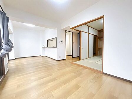 【LDK15.7】扉を開放することで、リビングと和室を1部屋として使用することもできます♪家事をしながら、和室で遊ぶお子様をも見守ることが出来たり、お昼寝スペースとしても活用できます!