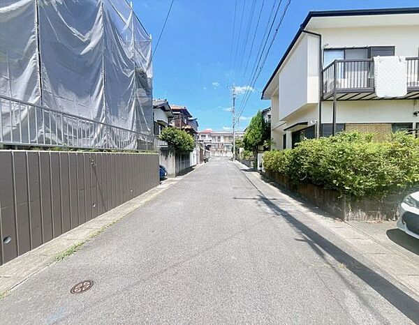 【前面道路】前面道路が広いため運転がしやすく、日々の交通ストレスが軽減されます！また家の前が建物などで遮られることがなく、日当たりが良くなり、家全体が明るい印象を受けます！