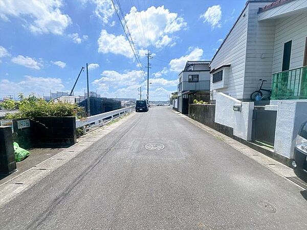 【前面道路】前面道路が広いため大きな車の方でも車の出し入れがしやすく、駐車もスムーズ♪見通しが良いため安全性も高まります！お子さまのいるご家庭でも安心して暮らせる快適な住環境です！