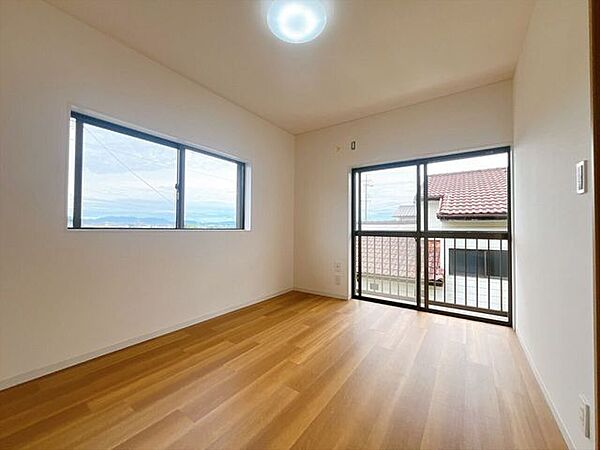 【洋室】広々としたお部屋は家具の配置やインテリアデザインがしやすく、自分好みの居心地の良い空間を作れます♪ソファやテレビ台を設置して家族や友人とくつろげるセカンドリビングスペースにもなります！