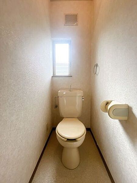 【トイレの窓】トイレに窓があることで自然な空気の流れが生まれ、嫌な臭いをしっかり排出できます！外からの自然光も取り入れられ、昼間は照明に頼らず明るく快適な空間が広がります♪