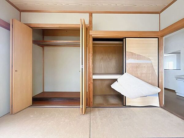 【押入】奥行きと幅のある押し入れは、布団や季節物の衣類、大型の道具までしっかり収納できる頼もしいスペース♪和室ならではの落ち着いた雰囲気と調和し、すっきり片付いた心地よい空間を保てます♪