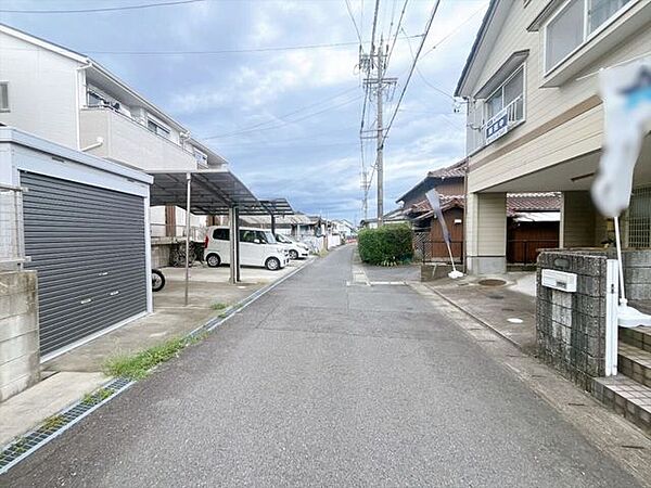 【前面道路】大型車の通行が少なく、静かで落ち着いた環境が魅力です♪小さなお子さんがいるご家庭でも安心して暮らせます！車がスピードを出しにくく、交通事故のリスクも低減される安全な住環境です！