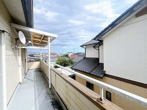 【ワイドバルコニー】横に広がるワイドバルコニーは、ガーデニングやアウトドアリビング、洗濯物干しなど多彩に使用できます！さらに複数の部屋から光と風を取り込み、開放的で心地よい暮らしを演出します♪