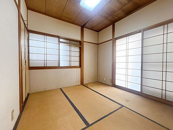 【和室　1階】1階の和室は来客時にプライベートな空間として利用でき、訪問者を気軽に受け入れられる快適なスペースです！趣味部屋やワークスペースとしても活用でき、柔軟に使える便利な一室です！