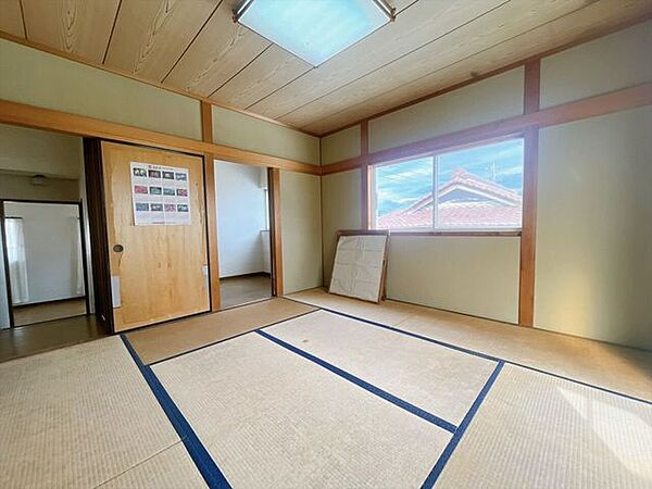 【和室】畳の香りが心を落ち着かせ、くつろぎの空間を演出します！来客時の客間やお子さまの遊び場としても使いやすく、布団を敷けば寝室にもなり、多目的に使える便利で快適なスペースです！