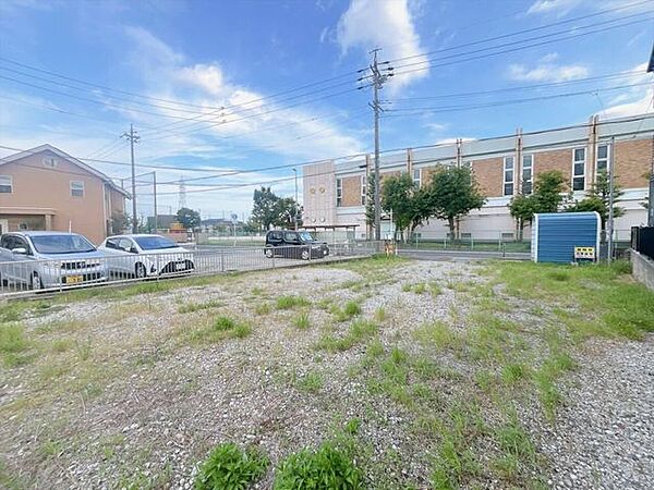 【南向きの土地】南向きの土地は陽当たりが良く一日を通して明るく暖かな光が差し込みます！家族が集まるリビングも明るく過ごしやすく、日中は電気をつけずとも明るいこともあり電気代の節約にもなります♪