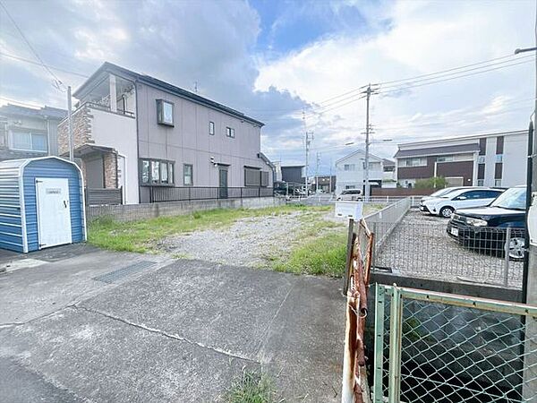 【前面道路】大型車の通行が少なく、静かで落ち着いた環境が魅力です♪小さなお子さんがいるご家庭でも安心して暮らせます！車がスピードを出しにくく、交通事故のリスクも低減される安全な住環境です！