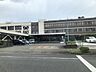 周辺：江南市役所【江南市の行政の中心となる市の機関で、住民票や各種証明書の発行、福祉・税務・子育て支援など幅広い行政サービスを行う公共施設。地域の暮らしを支える身近な窓口です。】 590m