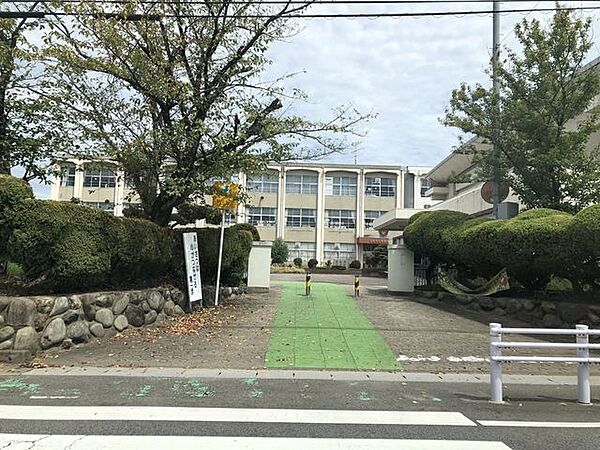 布袋北小学校【住宅地が広がる落ち着いた環境に位置し、周辺には布袋北保育園などの子育て施設も点在する立地。地域に見守られながら安心して通学できる公立小学校です。】 1000m