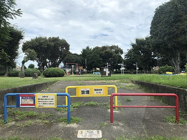 交通児童公園【遊具や広場が整備された公園で、遊びながら交通ルールも学べる施設。子どもたちが安全に遊べる環境が整い、地域の子育て世帯にも親しまれる憩いの場です。】 500m