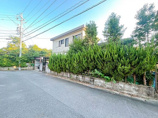 【前面道路】交通量が少なく静かな環境のため、歩行者や高齢者、お子様にも安心の立地です♪周辺の騒音も少ないため、落ち着いた雰囲気の中で穏やかな毎日を過ごしたい方にぴったりの住環境です！