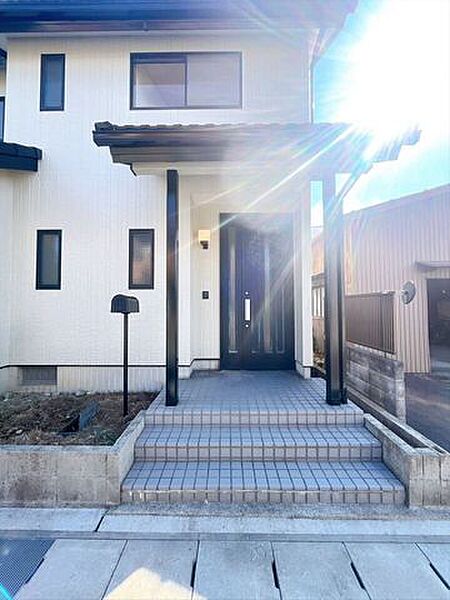【玄関ポーチ】屋根付きの玄関ポーチで、雨の日でも濡れずに傘の開閉ができます！日差しも遮って快適に出入りできるため、天候に左右されず安心♪家族や来客にも嬉しい便利なスペースです！