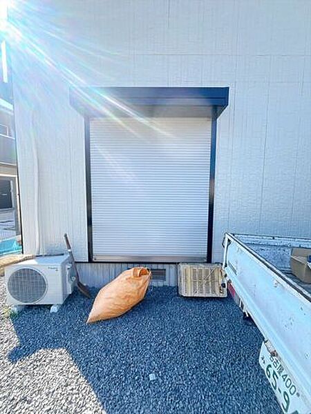 【シャッター付き雨戸】雨戸とシャッターを組み合わせることで、強風や大雨などの悪天候にもより効果的に対応できます！また外部からの衝撃や飛来物から家屋を守り、防犯性も向上します♪