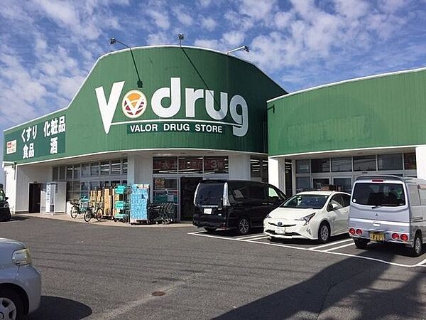 V・drug桃花台店【医薬品から日用品、食品まで揃うV・drug桃花台店。毎日の健康と暮らしを支える身近なドラッグストアとして、手頃な価格と便利さで地域の生活に寄り添う安心の拠点です。】 1000m