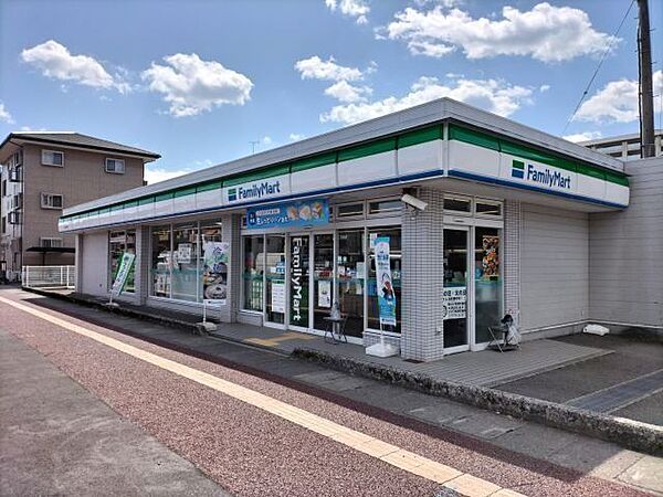 ファミリーマート 高知北竹島店 240m