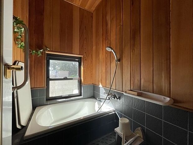 お風呂もとっても素敵です。よく濡れる箇所はタイル、天井などは木を使っていて、ツートンが落ち着く空間を演出します。【浴槽】D:72cm、W:106cm