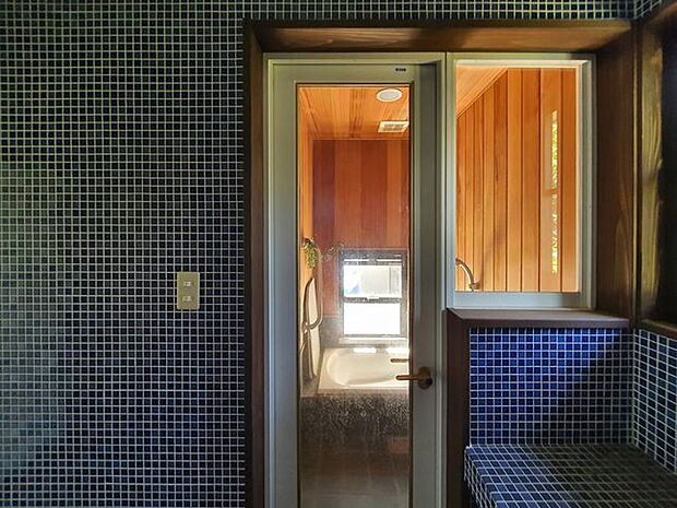 浴室から差し込む日差しがやさしい洗面所から。タイルと自然素材の異素材MIX。素敵です。