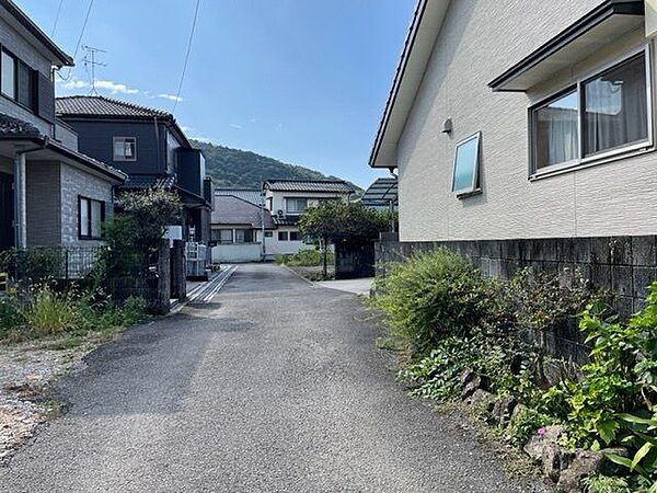 西側の前面道路です
